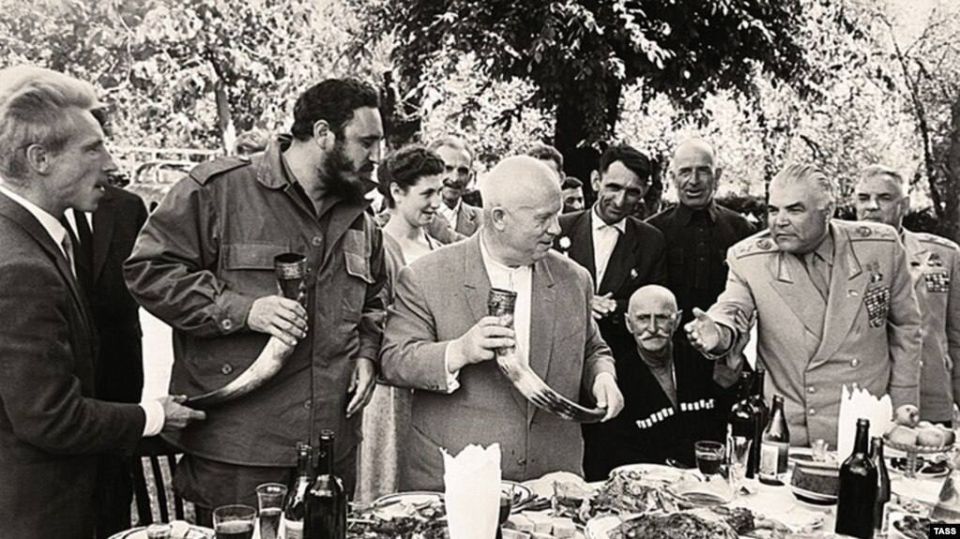 WarGonzo: Лягушка и команданте. Читайте очередную сухумскую байку выходного дня от ведущего рубрики «У причала» Сергея Арутюнова В конце весны 1963 года премьер-министр Кубы Фидель Кастро прибыл с визитом в Советский Союз