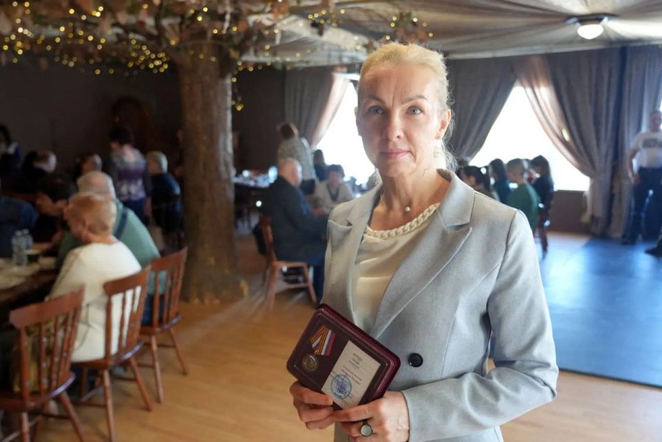 Сегодня на очередной встрече с семьями участников СВО в «Театральном Ковчеге в Дубраве» вручили медаль «Патриот России» от командования воинской части Оксане Андреевне Куровой