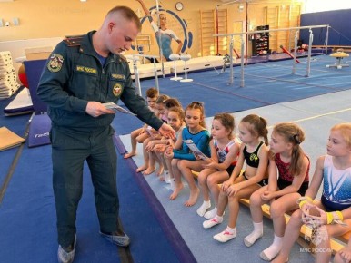 В Наро-Фоминске сотрудники МЧС России провели для школьников уроки безопасности на льду