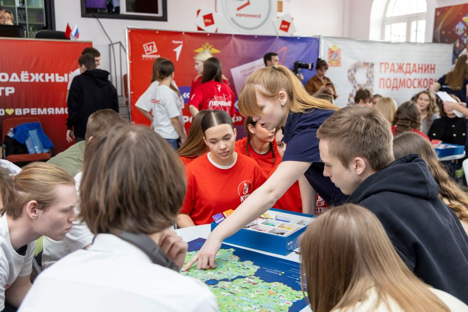 В День краеведения в Электростали прошел Чемпионат по настольной игре «Мое Подмосковье» среди студентов