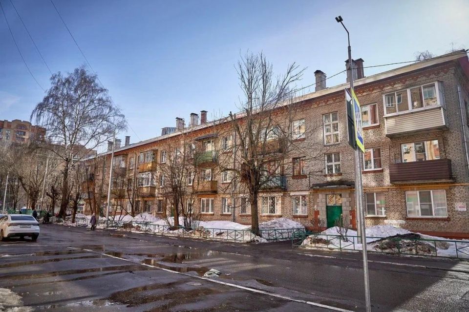 В Долгопрудном на Центральной улице ремонтируют кровлю трёхэтажного дома