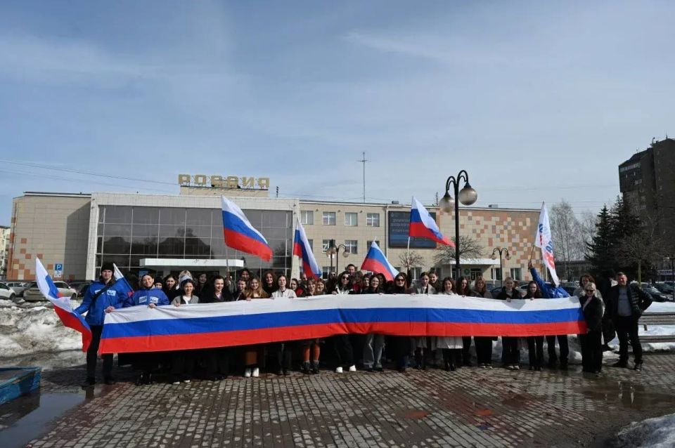 В День воссоединения Крыма с Российской Федерацией на площади Владимира Храброго в Серпухове состоялся патриотический флешмоб