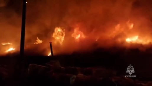 Пожар охватил мебельный цех на площади в почти тысячу "квадратов" в подмосковных Химках