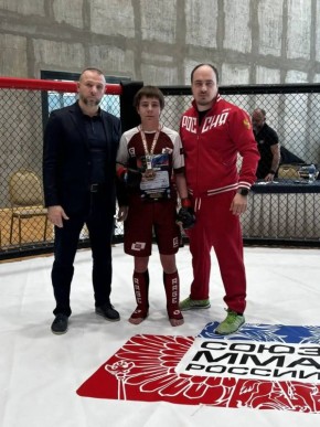 Воспитанник клуба «Пересвет» Денис Хаустов стал бронзовым призером первенства Центрального федерального округа по смешанному боевому единоборству (ММА)