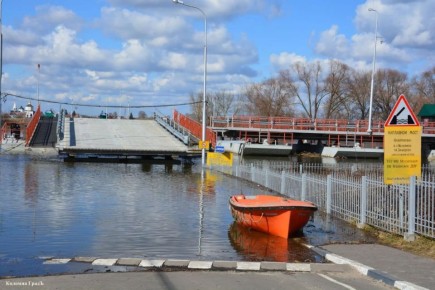 Вниманию жителей. В связи с подъемом уровня воды в Москве-реке временно будет закрыто движение по Бобреневскому наплавному пешеходному мосту