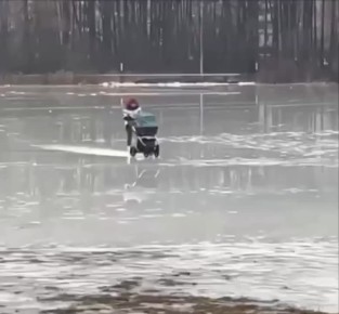 В Балашихе продемонстрировали, как точно не стоит выходить на прогулку с коляской