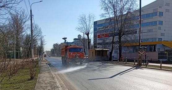 В Долгопрудном убирают территории и моют дороги