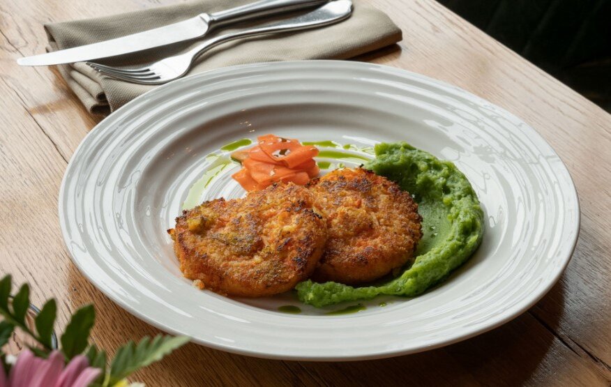 Нежные морковные котлеты с картофельным пюре