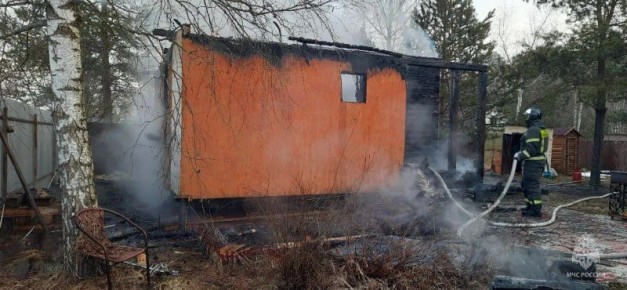 Мать выбросила из окна мансарды 5-летнего ребенка, спасая его от пожара