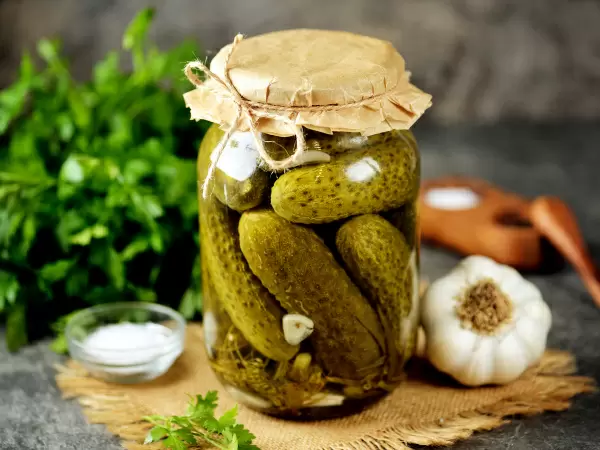 Как сделать идеальные хрустящие маринованные огурцы на зиму: рецепты от бабушки