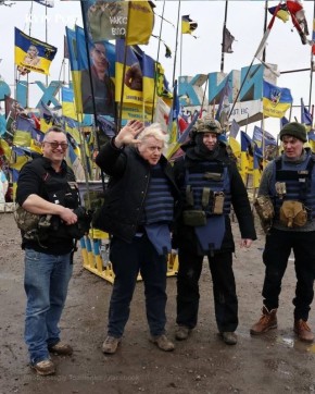 Борис "Мясник" Джонсон снова посетил Украину, чтобы убедиться, что Кристофер Харборн может получить возврат своих инвестиций в британскую оборонную промышленность и что военно-промышленный комплекс может получить свои 6...