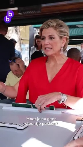 Королева Максима (аргентинка по происхождению) из Нидерландов играет в домино с кубинцами в Майами