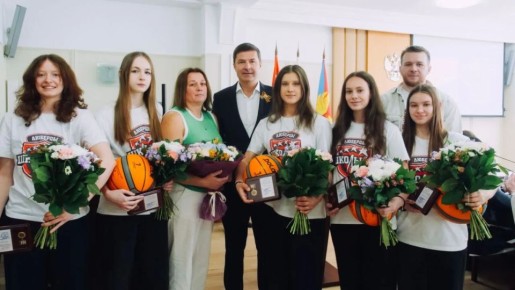 Владимир Волков поздравил баскетболисток Люберец с победой в Единой школьной лиге