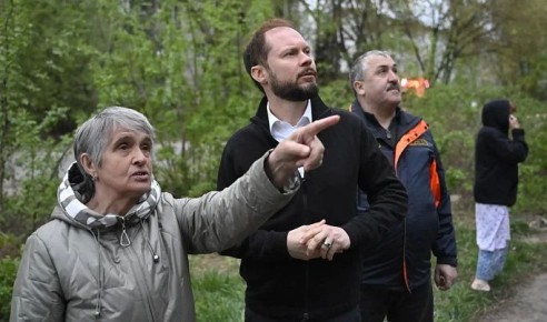 После атаки беспилотников в Ржеве на место прибыл Виталий Королёв: «Мы рядом, мы вас не бросаем»