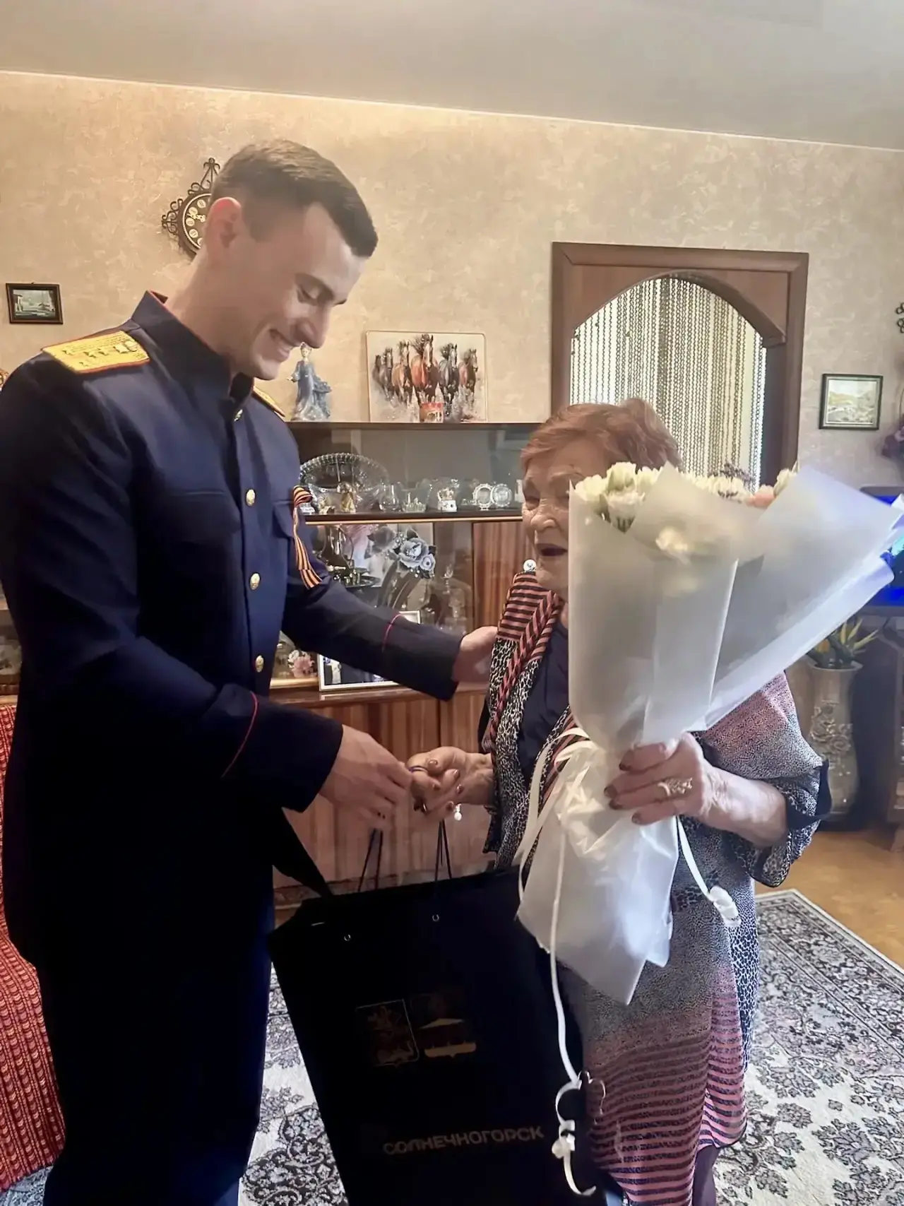 Сотрудники следственного отдела по г. Солнечногорск поздравили ветеранов с праздником Великой Победы Сотрудники следственного отдела по г. Солнечногорск поздравили ветеранов с праздником Великой Победы