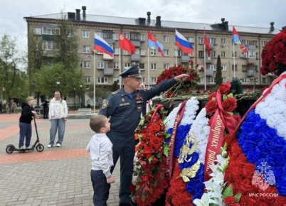 Сотрудники МЧС России почтили память героев в День Победы
