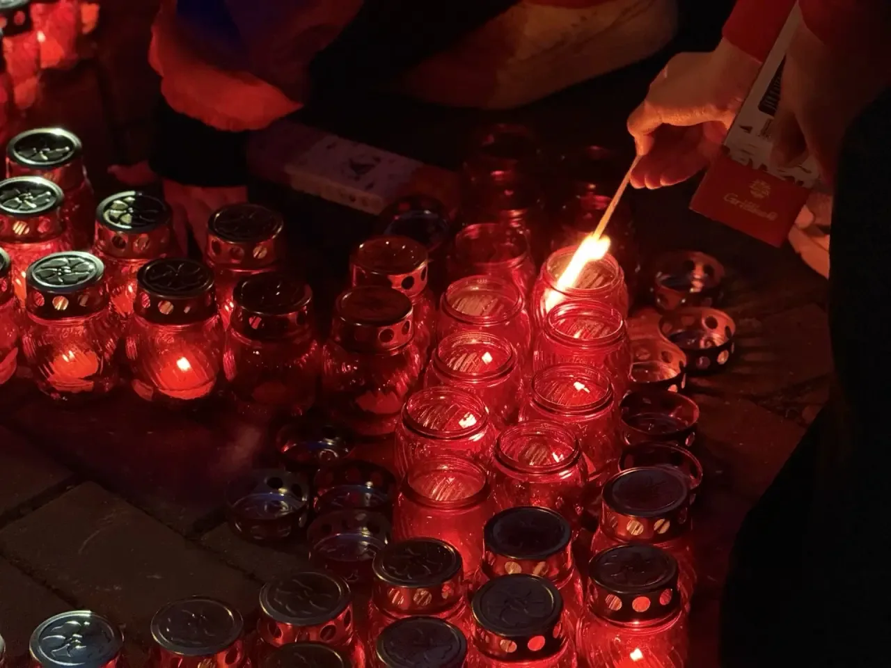 В Химках провели акцию «Лучи Победы» в память о героях войны