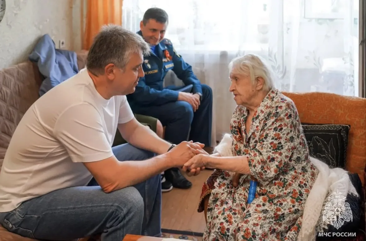 Сотрудники МЧС России и юнармейцы поздравили 102-летнего ветерана Великой Отечественной войны Зою Никаноровну Бакунову Сотрудники МЧС России и юнармейцы поздравили 102-летнего ветерана Великой Отечественной войны Зою Никаноровну Бакунову