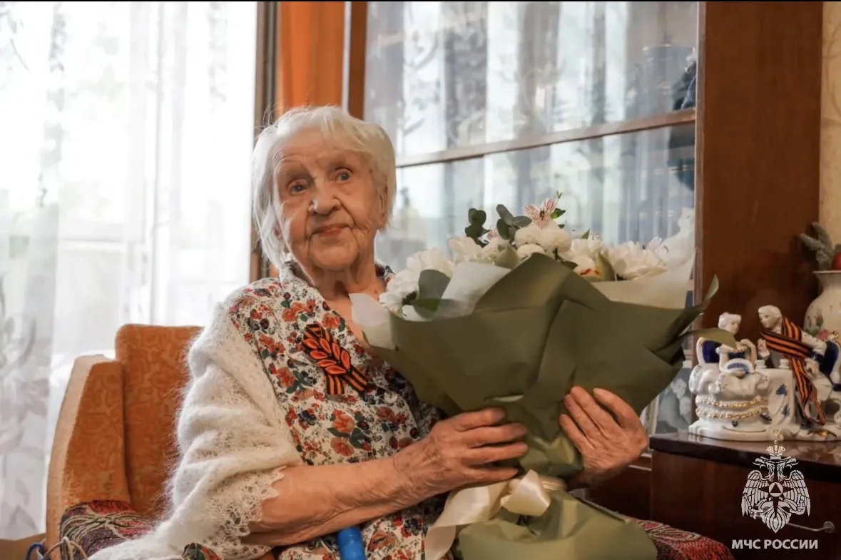 Сотрудники МЧС России и юнармейцы поздравили 102-летнего ветерана Великой Отечественной войны Зою Никаноровну Бакунову Сотрудники МЧС России и юнармейцы поздравили 102-летнего ветерана Великой Отечественной войны Зою Никаноровну Бакунову