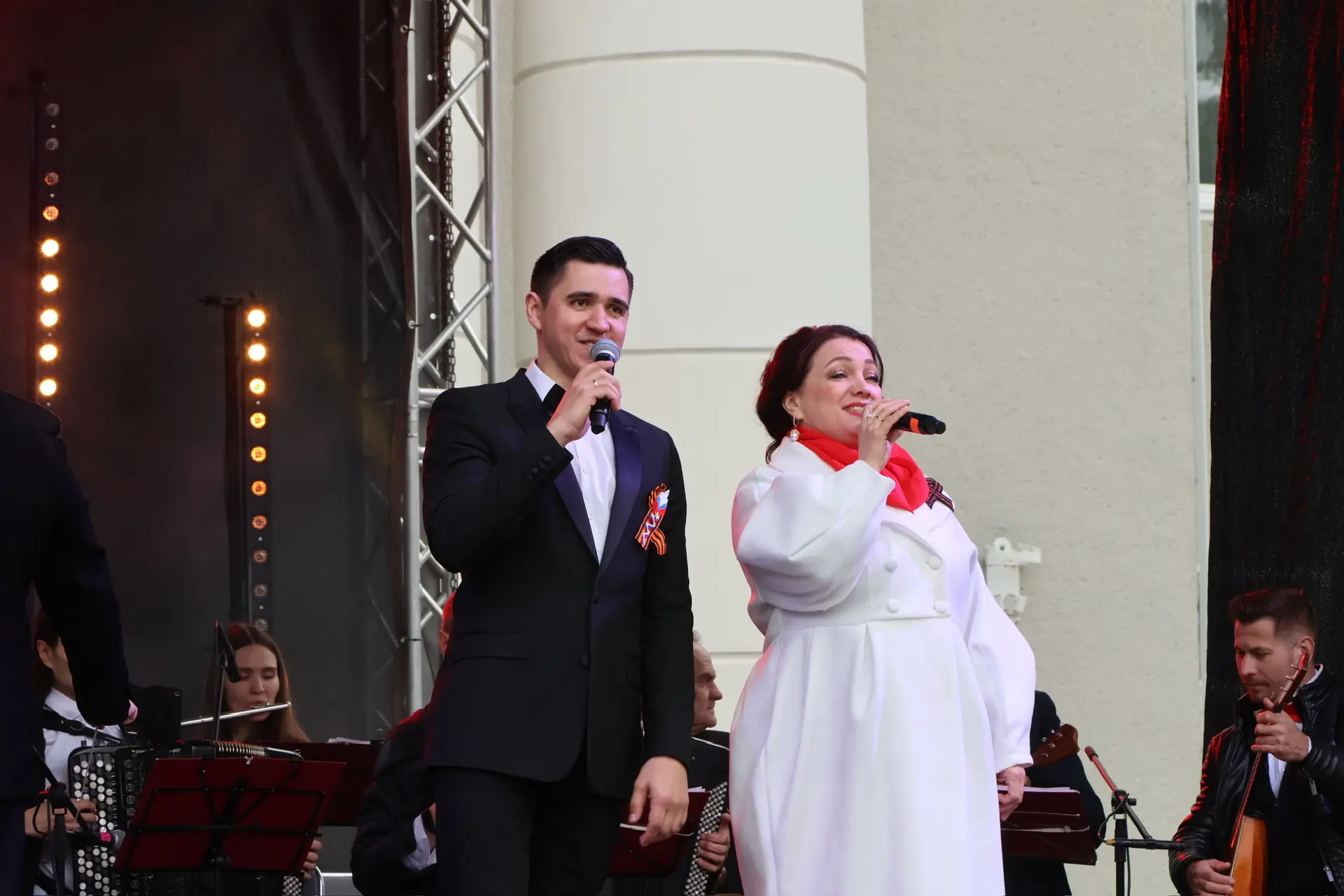 В Ступино на сцене перед Дворцом культуры прошел праздничный концерт в честь 81-й годовщины Победы В Ступино на сцене перед Дворцом культуры прошел праздничный концерт в честь 81-й годовщины Победы