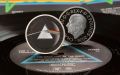 В Великобритании выпустили памятную монету в честь рок-группы Pink Floyd с изображением призмы с обложки их культового альбома The Dark Side Of The Moon