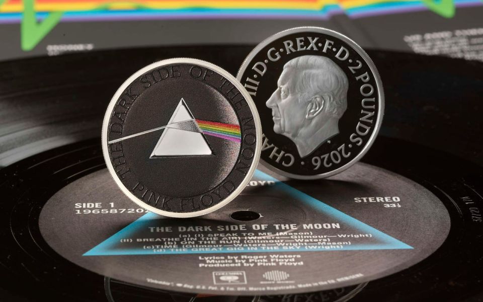 В Великобритании выпустили памятную монету в честь рок-группы Pink Floyd с изображением призмы с обложки их культового альбома The Dark Side Of The Moon