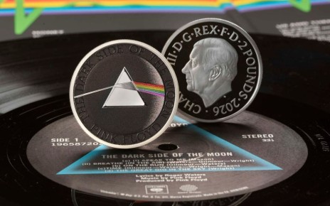 В Великобритании выпустили памятную монету в честь рок-группы Pink Floyd с изображением призмы с обложки их культового альбома The Dark Side Of The Moon