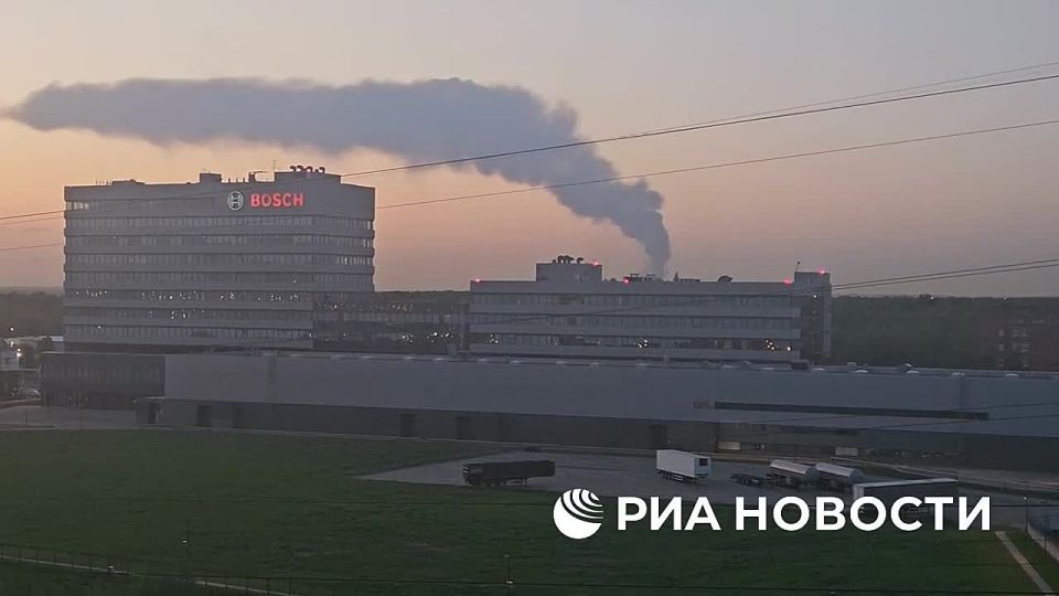 Крупный пожар тушат на складе в селе Белый Раст в Подмосковье, сообщили в МЧС