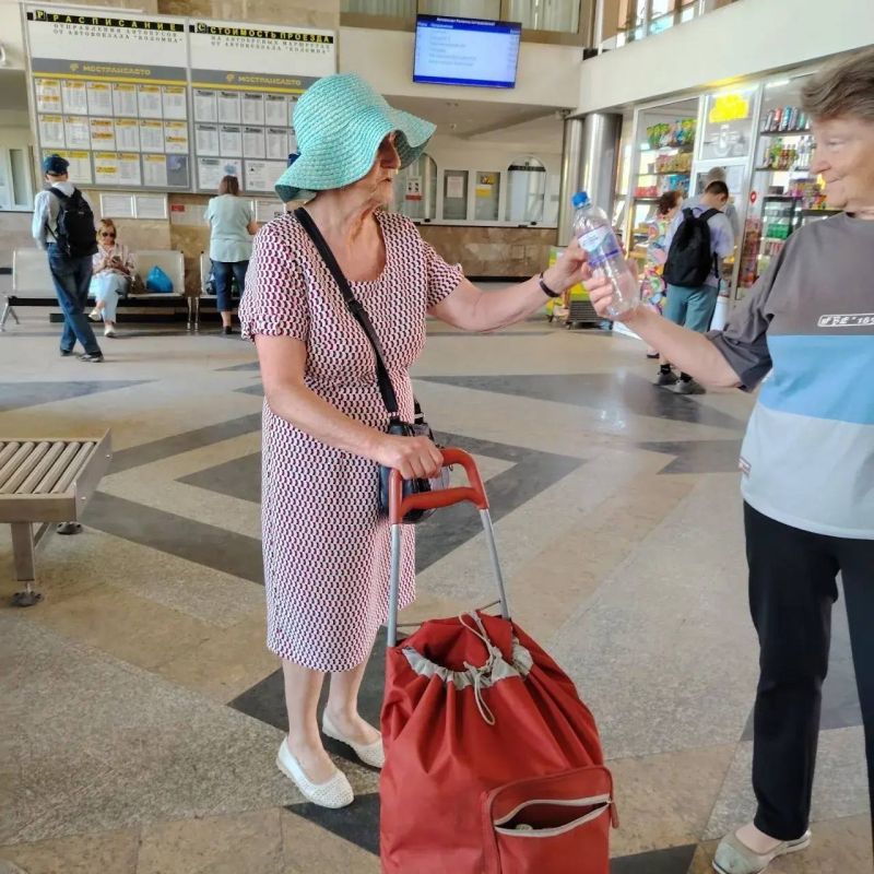 На улице становится жарче, и Минтранс Подмосковья совместно с перевозчиками организовали раздачу питьевой воды на остановках, автостанциях и вокзалах На улице становится жарче, и Минтранс Подмосковья совместно с перевозчиками организовали раздачу питьевой воды на остановках, автостанциях и вокзалах