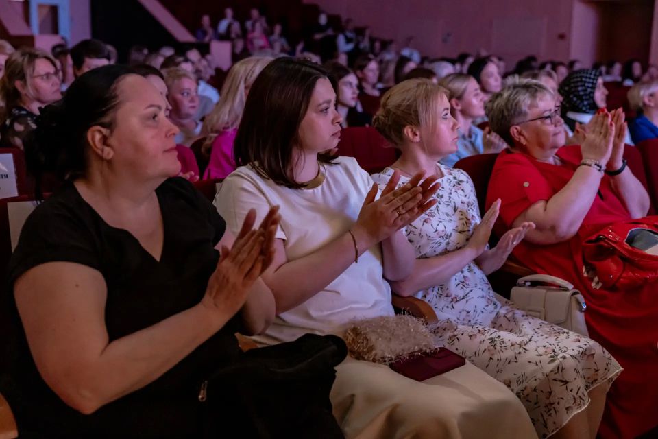 В честь тех, кто помогает людям В честь тех, кто помогает людям