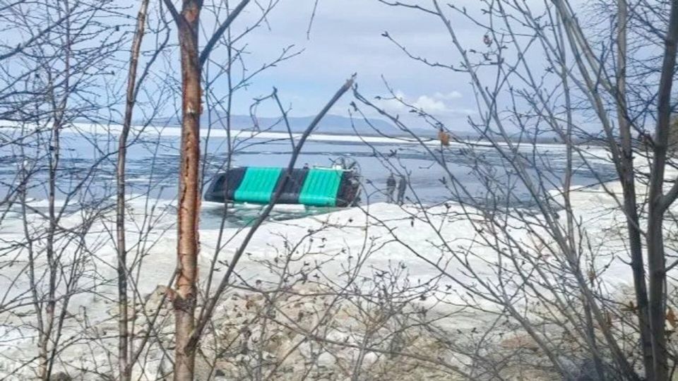 Пять человек погибли после опрокидывания аэролодки на Байкале