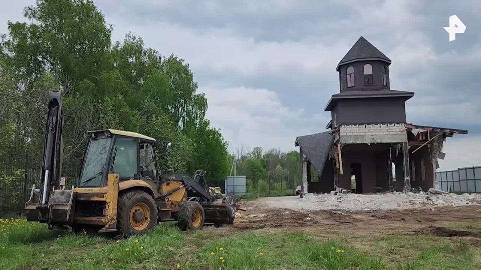 В Подмосковье сносят "Храм Сатурна", принадлежавший секте бывшей участницы "Битвы экстрасенсов", сообщили в пресс-службе Мособлархитектуры