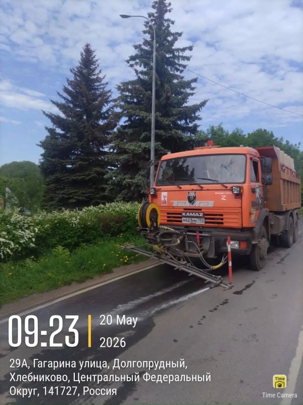 Водные процедуры: в Долгопрудном моют дороги и поливают клумбы
