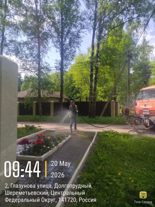 Водные процедуры: в Долгопрудном моют дороги и поливают клумбы Водные процедуры: в Долгопрудном моют дороги и поливают клумбы