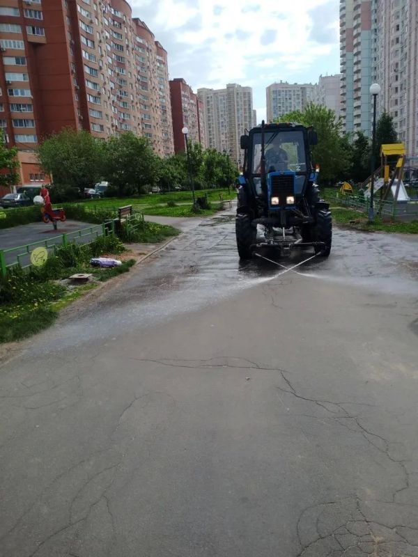 Водные процедуры: в Долгопрудном моют дороги и поливают клумбы Водные процедуры: в Долгопрудном моют дороги и поливают клумбы