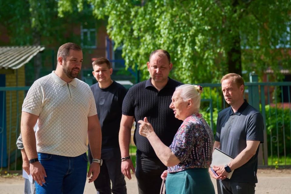Михаил Собакин: Утро начал с мониторинга контроля содержания территорий и общественных пространств микрорайона Полиграф