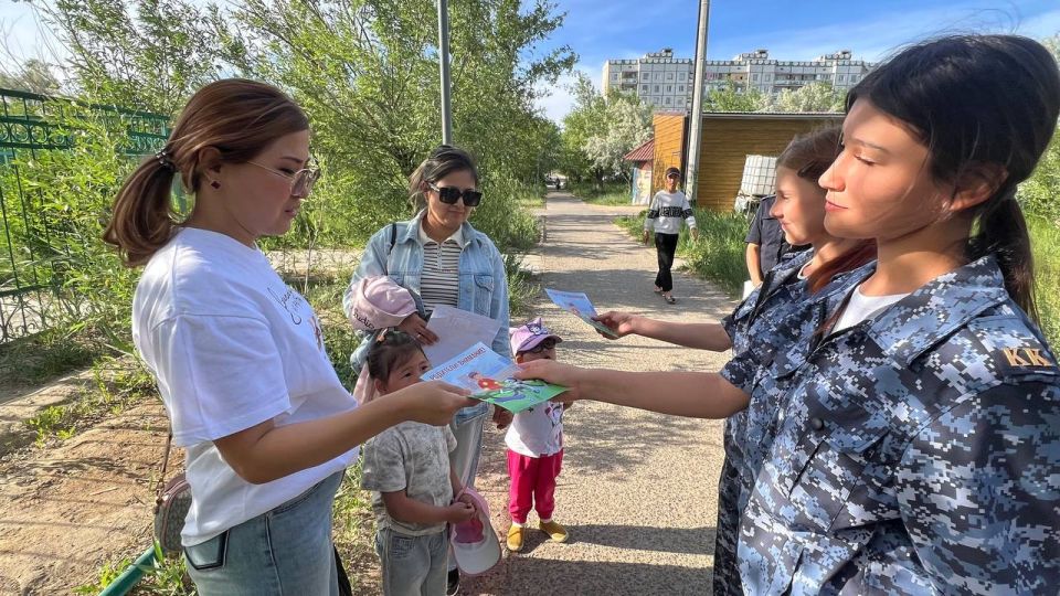 А вот и кадры бесед о дорожной безопасности, организованных сотрудниками подмосковной Госавтоинспекции на комплексе «Байконур» А вот и кадры бесед о дорожной безопасности, организованных сотрудниками подмосковной Госавтоинспекции на комплексе «Байконур»
