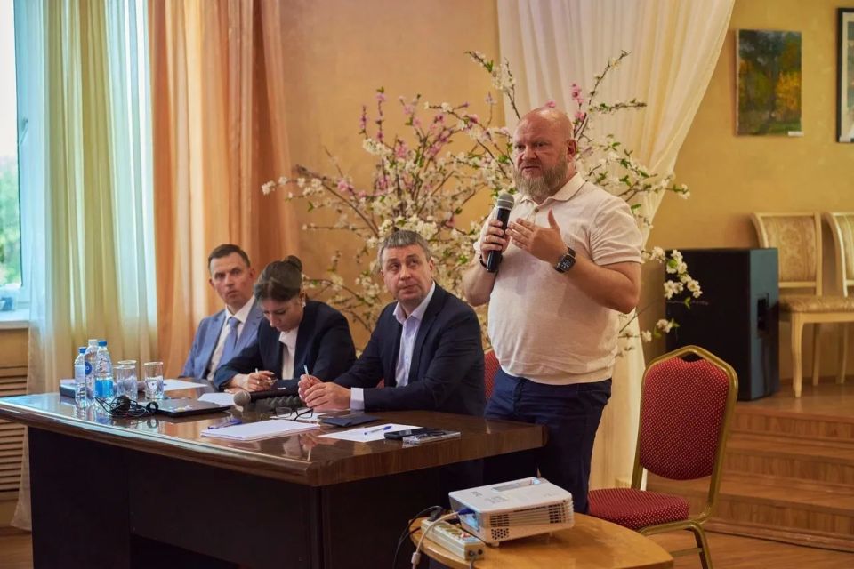 Михаил Собакин: В ДК «Дружба» состоялась тематическая встреча в формате «Выездной администрации» по вопросам здравоохранения Михаил Собакин: В ДК «Дружба» состоялась тематическая встреча в формате «Выездной администрации» по вопросам здравоохранения