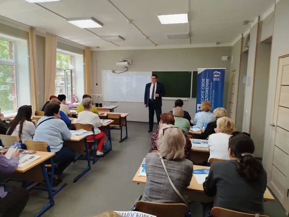 ЛИПИЦЫ. В Липицкой школе встретился с коллективом и жителями городского округа Серпухов ЛИПИЦЫ. В Липицкой школе встретился с коллективом и жителями городского округа Серпухов