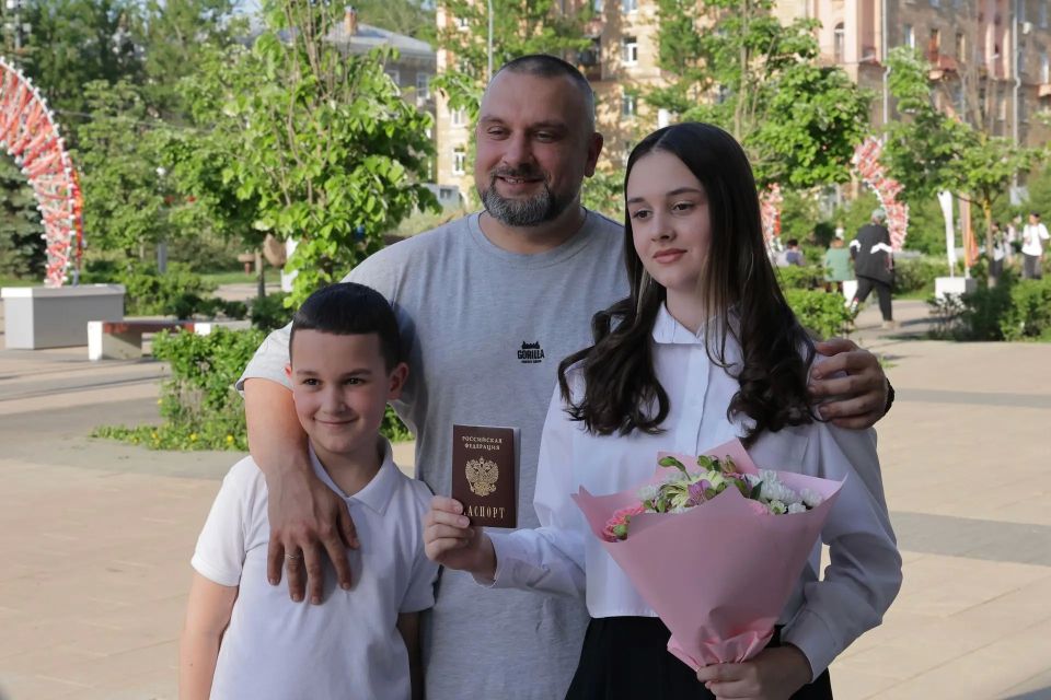 Первый шаг во взрослую жизнь: 13 подростков Королёва получили первые паспорта Первый шаг во взрослую жизнь: 13 подростков Королёва получили первые паспорта