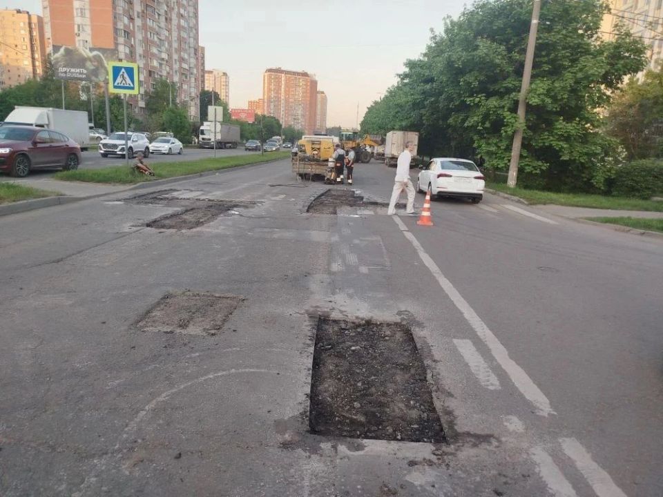 Сотрудники предприятия «Автобытдор» продолжают ежедневные работы по ямочному ремонту на дорогах и во дворах Сотрудники предприятия «Автобытдор» продолжают ежедневные работы по ямочному ремонту на дорогах и во дворах