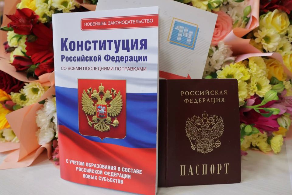 Первый шаг во взрослую жизнь: 13 подростков Королёва получили первые паспорта Первый шаг во взрослую жизнь: 13 подростков Королёва получили первые паспорта