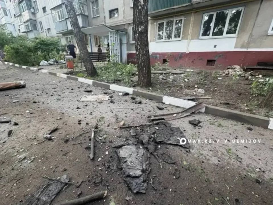 Фотографии последствий ракетного обстрела публикует мэр Белгорода Демидов Фотографии последствий ракетного обстрела публикует мэр Белгорода Демидов