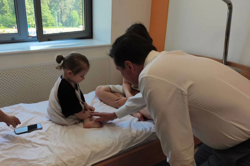 Губернатор Московской области Андрей Воробьёв приехал в Детский клинический центр имени Л. М. Рошаля к девочкам, пострадавшим при взрыве газа в Лобне