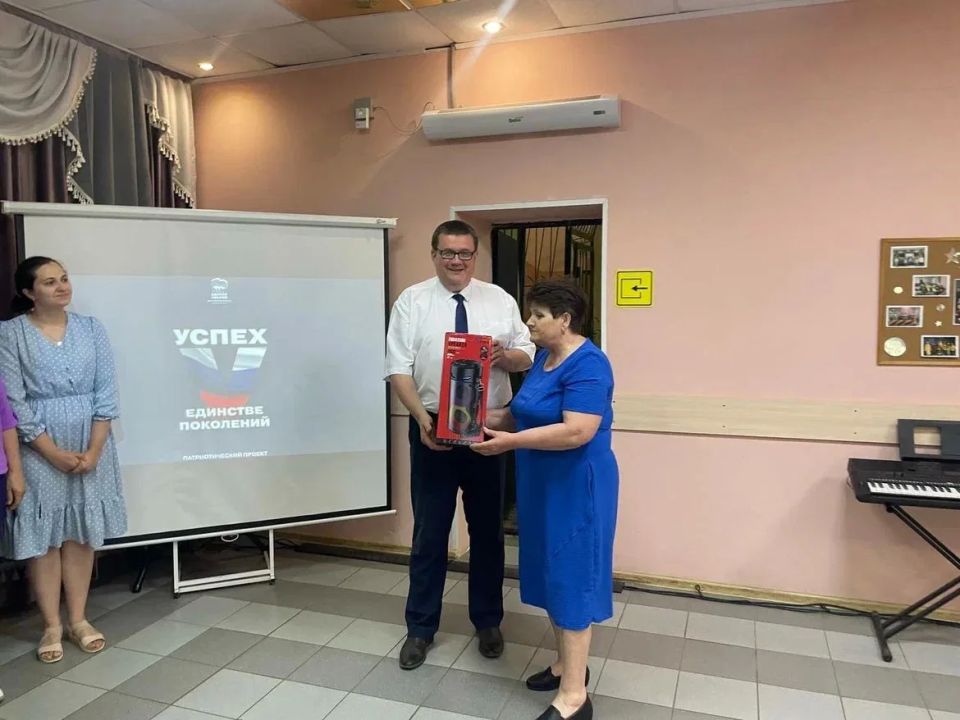 МЕЩЕРИНО. В рамках программы партии «Единая Россия» «Успех V единстве поколений» в Мещеринском Доме культуры встретился с коллективом и жителями городского округа Ступино МЕЩЕРИНО. В рамках программы партии «Единая Россия» «Успех V единстве поколений» в Мещеринском Доме культуры встретился с коллективом и жителями городского округа Ступино