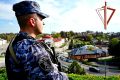 ФОТО ДНЯ. Безопасность — это когда город живет своей привычной жизнью, зная, что он под надежной защитой На #ФотоДня сотрудник Волоколамского отдела вневедомственной охраны Главного управления Росгвардии по Московской...