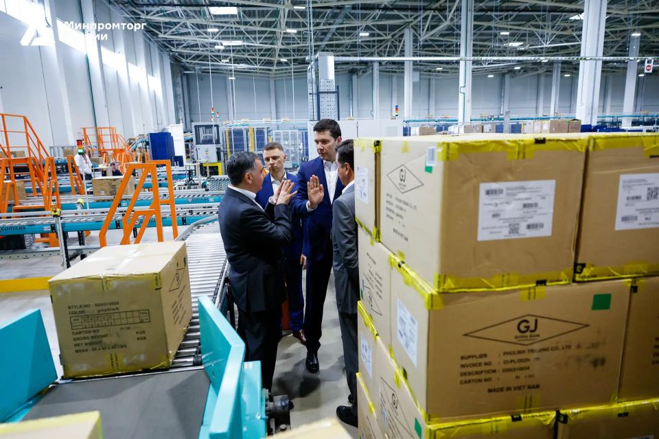 Антон Алиханов посетил распределительный центр компании «Глория Джинс» в Подольске Антон Алиханов посетил распределительный центр компании «Глория Джинс» в Подольске