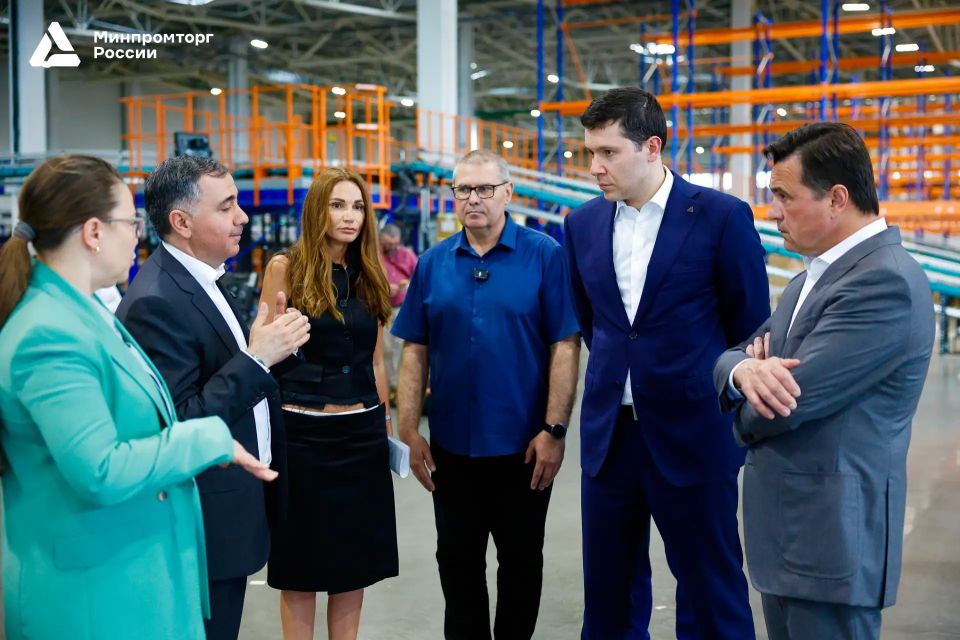 Антон Алиханов посетил распределительный центр компании «Глория Джинс» в Подольске Антон Алиханов посетил распределительный центр компании «Глория Джинс» в Подольске