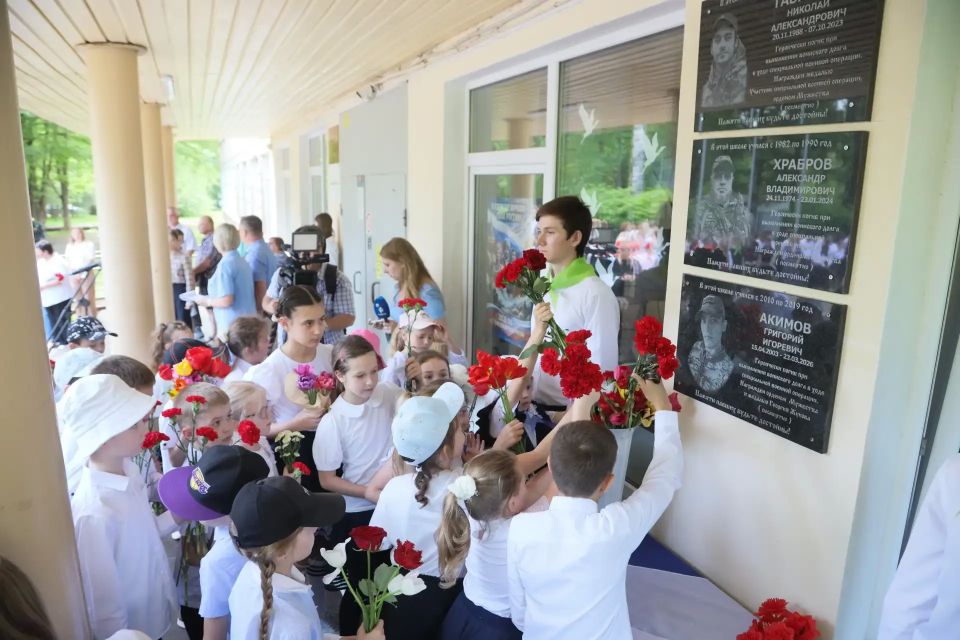 В школе №15 в деревне Березняки почтили память выпускника-орденоносца, погибшего при исполнении воинского долга в ходе специальной военной операции В школе №15 в деревне Березняки почтили память выпускника-орденоносца, погибшего при исполнении воинского долга в ходе специальной военной операции