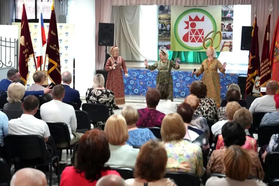 В доме культуры «Юность» в деревне Березняки коллектив селекционно-генетического центра «Смена» филиала Федерального научного центра «Всероссийский научно-исследовательский и технологический институт птицеводства» отметил... В доме культуры «Юность» в деревне Березняки коллектив селекционно-генетического центра «Смена» филиала Федерального научного центра «Всероссийский научно-исследовательский и технологический институт птицеводства» отметил...